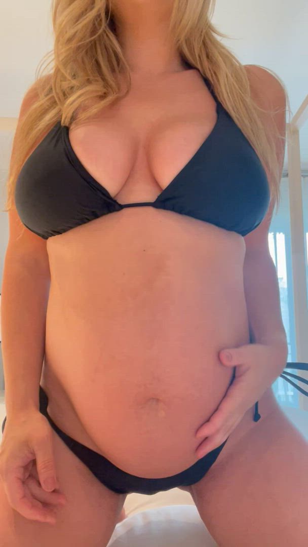 Pregnant Bigtits pleasuring herself