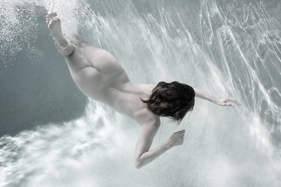 chloe sidney add naked underwater photo